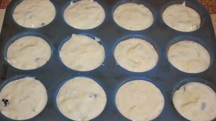 маффины с яблоком и изюмом с медово-ореховой глазурью