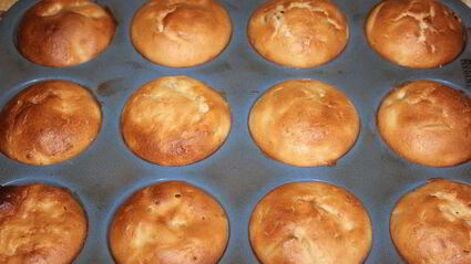 маффины с яблоком и изюмом с медово-ореховой глазурью