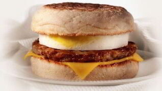 Макмаффин с яйцом и свиной котлетой