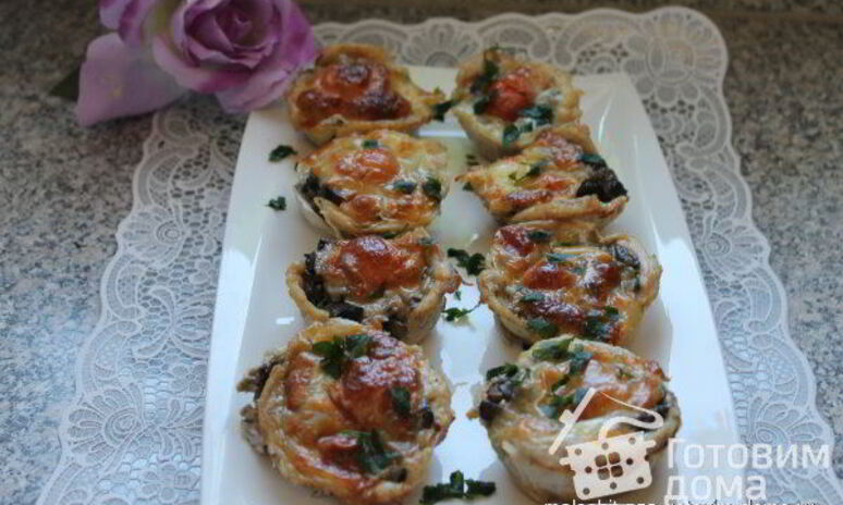 Рецепт мясные маффины из куриного филе, грибов и сыра моцарелла