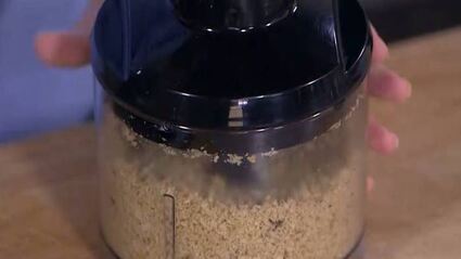 ореховые маффины с шоколадной начинкой