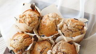 Овсяные маффины с вишней и кокосом