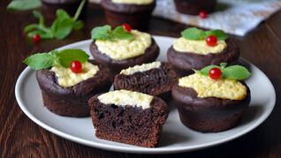 Шоколадные маффины с творогом