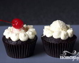 Шоколадные маффины со сливками и вишней