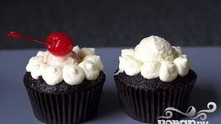 Шоколадные маффины со сливками и вишней