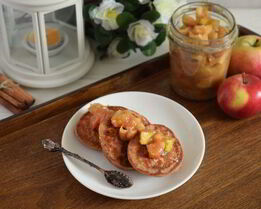 Гречневые оладьи с коричными яблоками