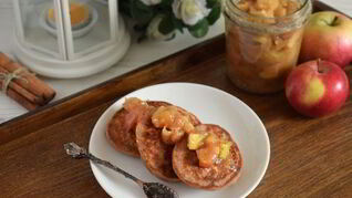 Гречневые оладьи с коричными яблоками