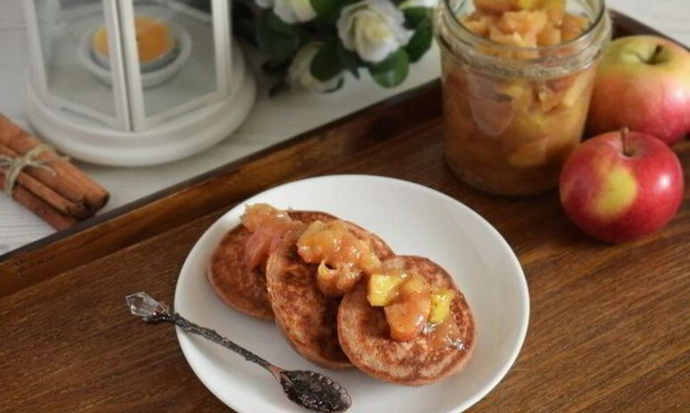 Рецепт гречневые оладьи с коричными яблоками