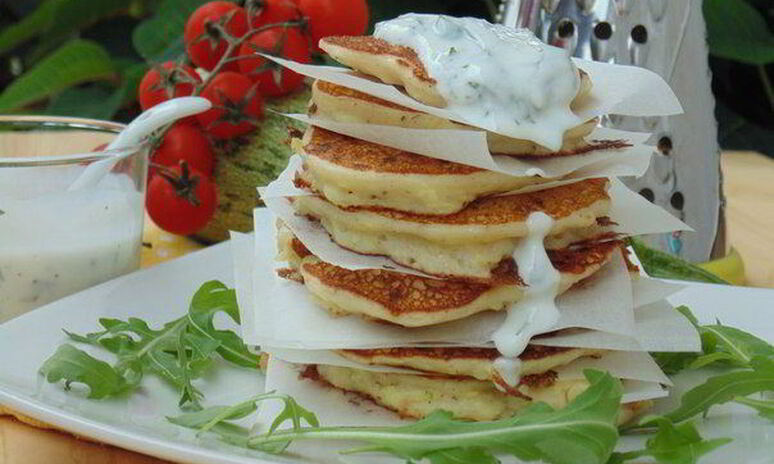 Рецепт кабачковые оладьи с козьим сыром и йогуртовым соусом