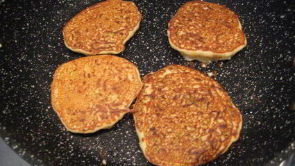 кабачковые оладьи с козьим сыром и йогуртовым соусом