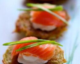 Картофельные оладьи с копченой семгой