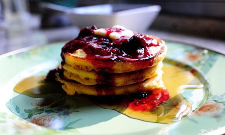 Рецепт кукурузные оладьи с ежевичным сиропом