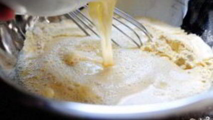 кукурузные оладьи с ежевичным сиропом