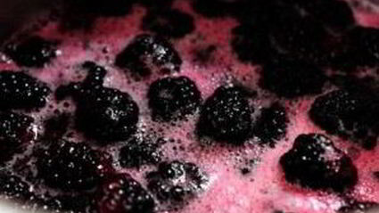 кукурузные оладьи с ежевичным сиропом