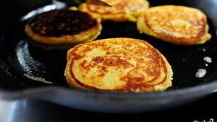 кукурузные оладьи с ежевичным сиропом