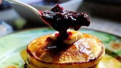 кукурузные оладьи с ежевичным сиропом