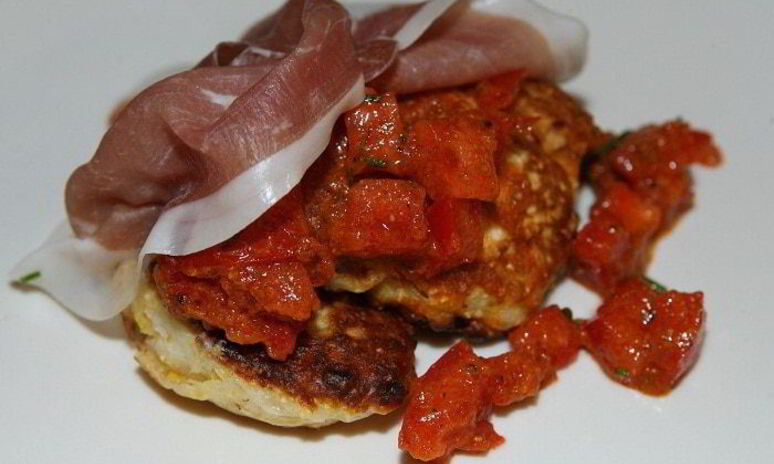 Рецепт кукурузные оладьи с помидором и ветчиной