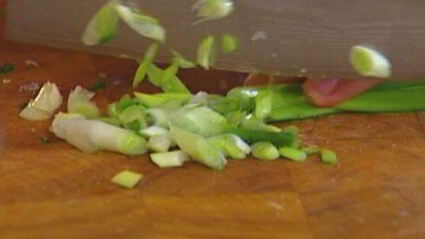 кукурузные оладьи с помидором и ветчиной