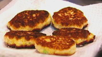 кукурузные оладьи с помидором и ветчиной