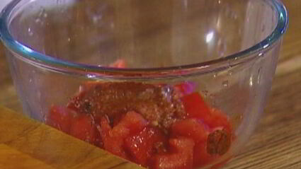 кукурузные оладьи с помидором и ветчиной