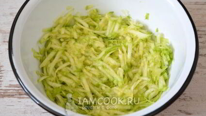 куриные оладьи с кабачком и сыром