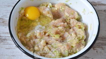 куриные оладьи с кабачком и сыром