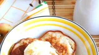 Летние оладьи с яблоком и персиком