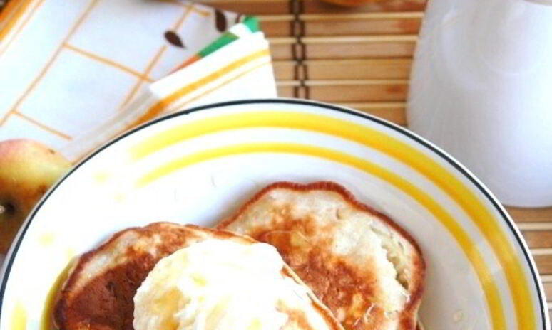 Рецепт летние оладьи с яблоком и персиком