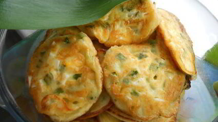 оладушки с яйцом и зеленым луком