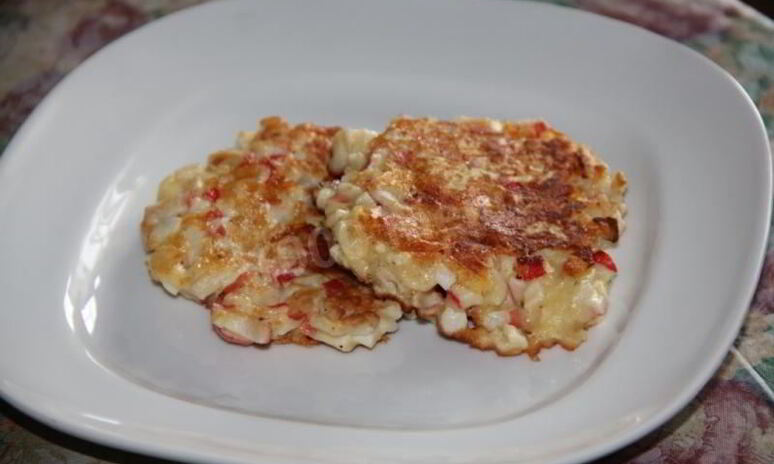 Рецепт оладьи с крабовыми палочками и сыром