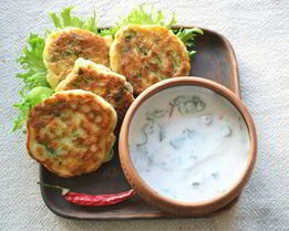 Оладьи с кукурузой и соусом из натурального йогурта