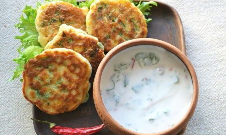 Рецепт оладьи с кукурузой и соусом из натурального йогурта