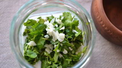 оладьи с кукурузой и соусом из натурального йогурта