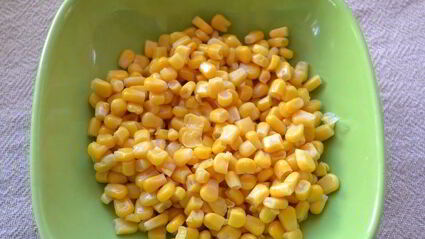 оладьи с кукурузой и соусом из натурального йогурта