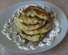 Оладьи с луком и яйцом на кефире