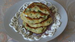 Оладьи с луком и яйцом на кефире