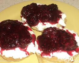 Оладьи с маскарпоне и ягодным соусом