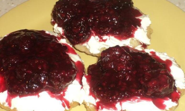 Рецепт оладьи с маскарпоне и ягодным соусом