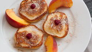 Оладьи с персиками