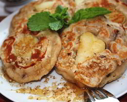 Оладьи с яблоками, финиками и орешками