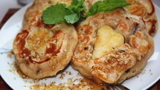 Оладьи с яблоками, финиками и орешками