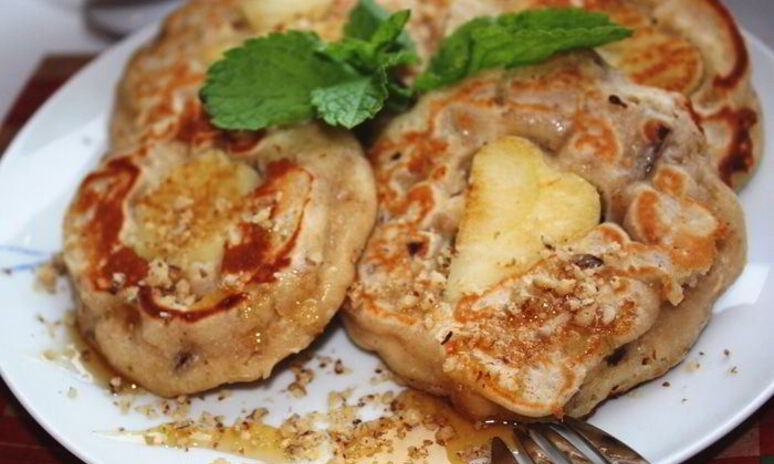 Рецепт оладьи с яблоками, финиками и орешками