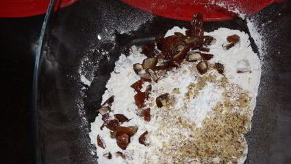 оладьи с яблоками, финиками и орешками