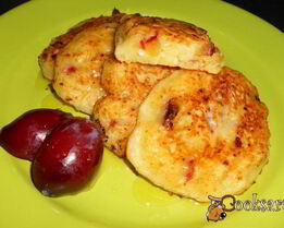 Оладьи творожные со сливами и медом