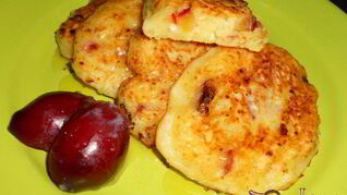 Оладьи творожные со сливами и медом