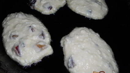 оладьи творожные со сливами и медом