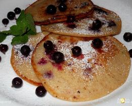 Овсяные оладьи на йогурте с ягодами