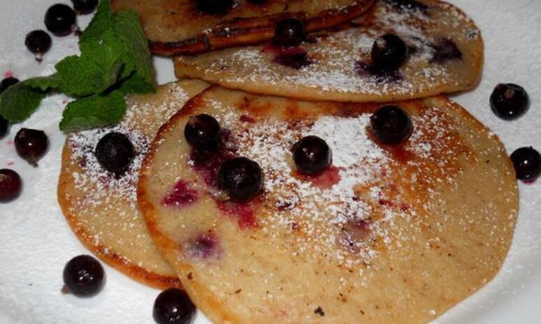 Рецепт овсяные оладьи на йогурте с ягодами