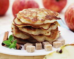 Простые яблочные оладушки