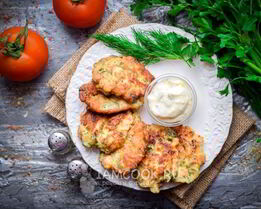 Рубленные куриные оладьи с беконом и зеленью